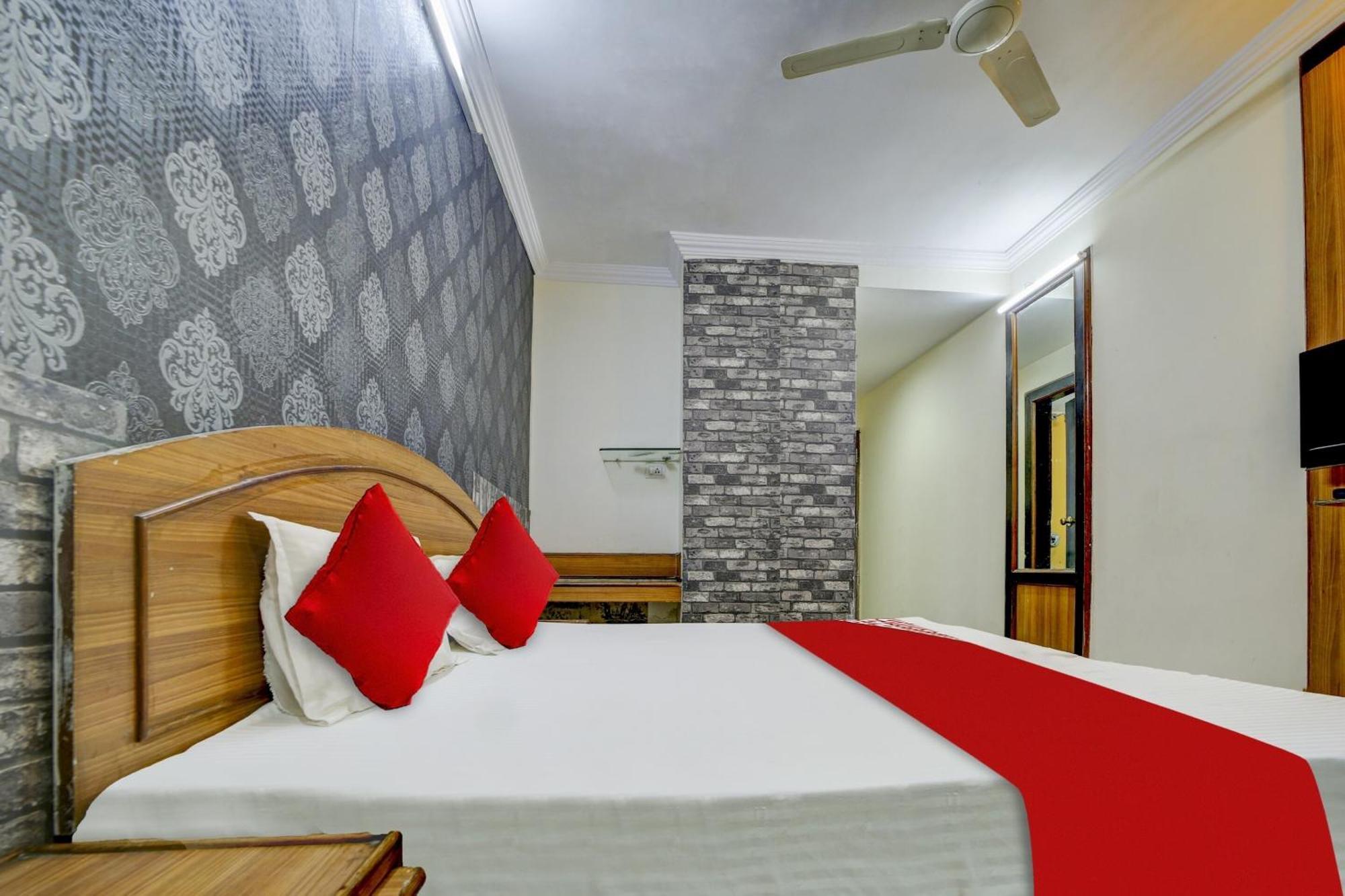 בהופאל Oyo Flagship 81248 Hotel Satya Vilas מראה חיצוני תמונה